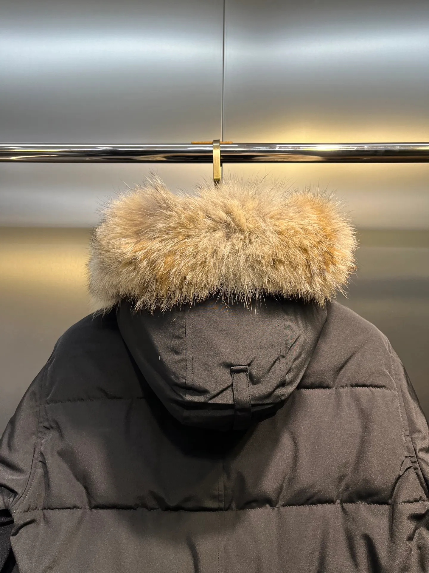 P860 Canada Goose 14 models Canada Goose🌟 Natural Siberian coyote fur collar, the delicate and strong feel, is the sense of life that comes from the erosion of natural wind and frost! Authentic version! All the details are in place! The fabric is made of high-density nano-level waterproof fabric, which is windproof and wear-resistant, and has a certain thickness! The down is 90% national standard white duck down, which can be taken for testing. It uses an imported down flushing machine for accurate down flushing! The grams are guaranteed to be the same. It will not be like the hand racing in small workshops, resulting in more velvet here and less velvet there. The zipper is the YKK brand used by Canada Goose! Smooth and comfortable on both sides! In order to prevent cold wind from pouring in, a double closure design is adopted. On the premise of the traditional zipper fly, a secondary closure with large military buttons is used to bring better warmth retention effect. It retains the classic hooded design and uses super large luxurious wolf fur to protect against wind and cold! The fur collar is removable! It doesn’t matter how low the temperature is this winter, a big goose suit is enough. I’ll give you the wind and temperature!  Size: s-xxl